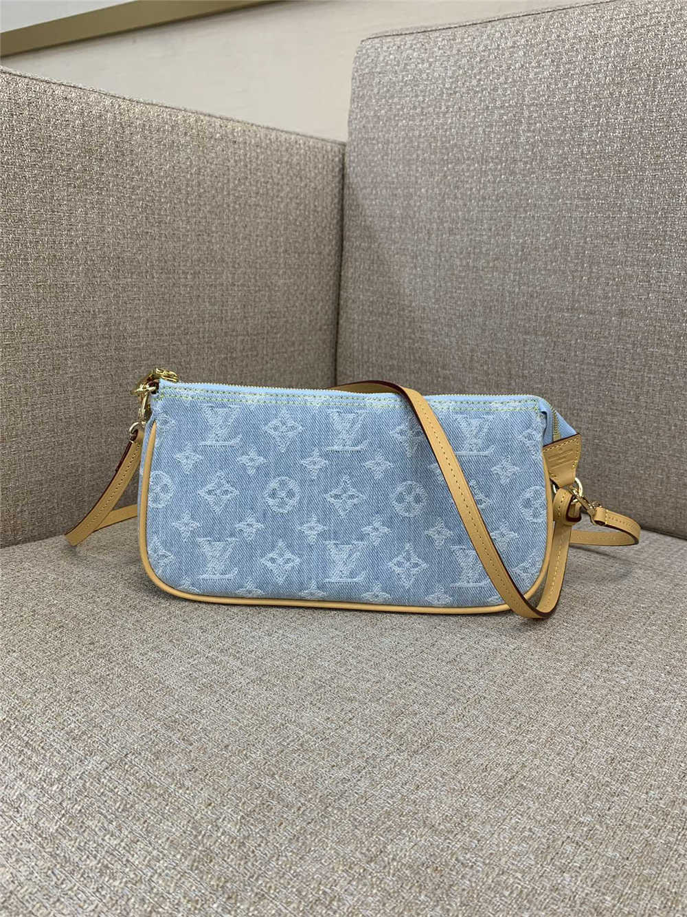 Louis Vuitton M82962 22.5x4x12.5cm 2025 new 